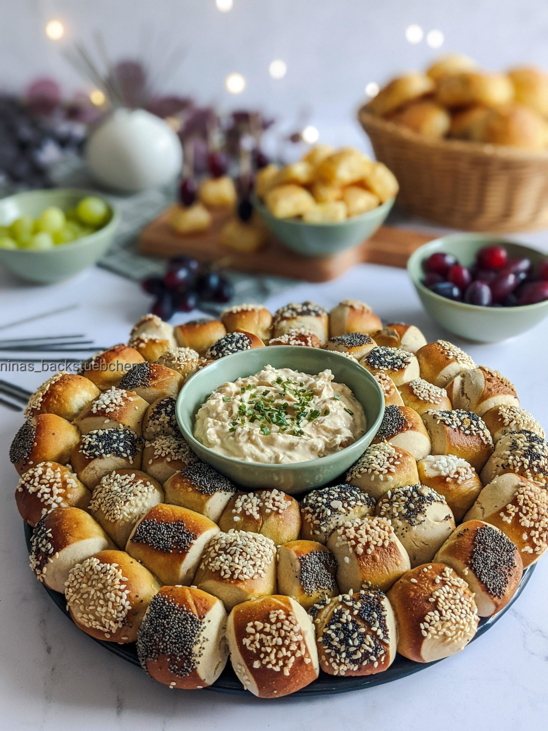 Mini Laugenbrötchen mit Zwiebel-Dip - Ninas Backstübchen